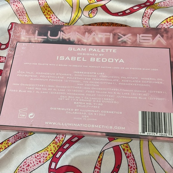 This baby’s got 15 unique shadow shades all in one place. - Picture 2 of 5